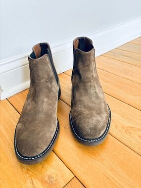 🌟NWOB•Clarks Men's Suede Chelsea Boots - Taupe Brown•Sz 8.5